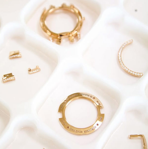 零件清洗完毕后将机芯装入表壳并进行检测-雅典售后维修服务中心